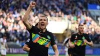 Menjadi mesin gol Inter Milan, Edin Dzeko meraih kesuksesan musim ini. Ia berhasil mengantarkan il Nerazurri juara Coppa Italia 2022. Dzeko tampil apik bersama Inter Milan. Ia sukses mencetak 17 gol dan 10 assist di semua ajang. Ia tampil dalam 49 laga dengan rincian 3.371 menit bermain pada 2021/2022. (AFP/Miguel Medina)