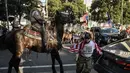 Kepolisian Los Angeles juga menyatakan pihaknya telah melakukan penangkapan terhadap sejumlah orang yang nekat melanjutkan protes saat jam malam berlaku. (RONALDO SCHEMIDT/AFP)