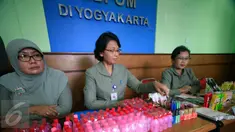 Petugas  menunjukan barang bukti berupa jamu dan alat kosmetik berbahaya berbahan kimia  di BPOM DIY, Yogyakarta, Senin (2/5/2016).Total penemuan produk ilegal sekitar 231,8 juta.(Boy Harjanto)