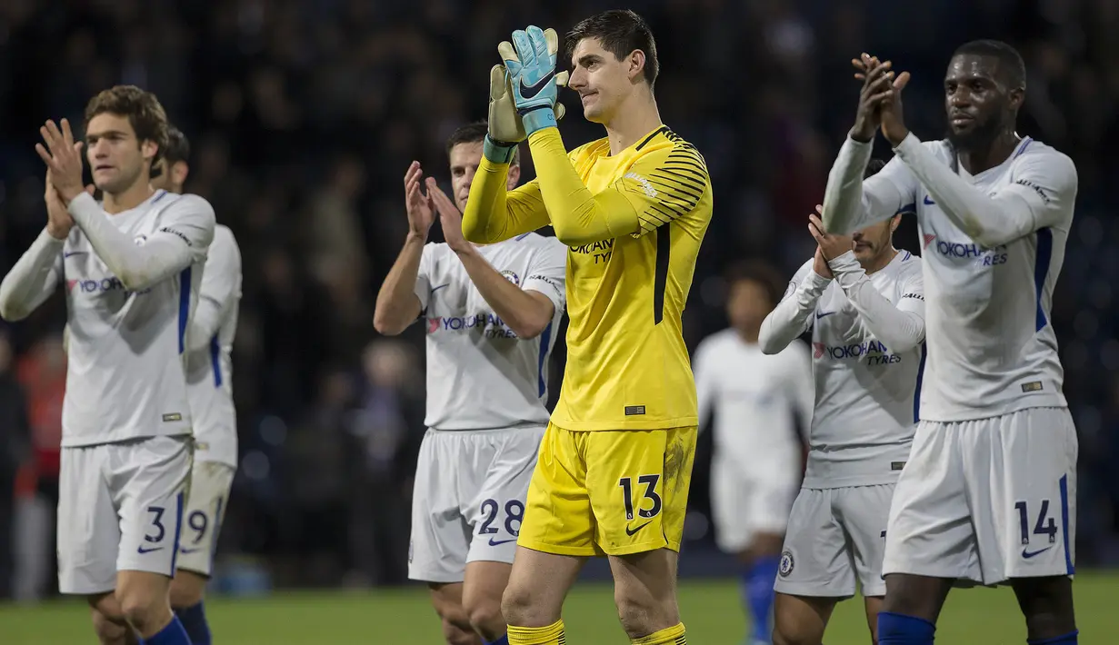 Para pemain Chelsea menyapa suporter usai berhasil mengalahkan West Bromwich pada laga Premier League di Stadion The Hawthorns, West Bromwich, Sabtu (18/11/2017). West Bromwich kalah 0-4 dari Chelsea. (AFP/Roland Harrison)