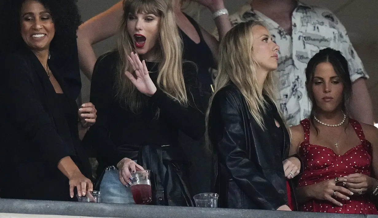 Pemenang Grammy Awards tersebut juga beberapa kali melambaikan tangan menyapa fans yang hadir di stadion dan tersenyum pada mereka. (AP Photo/Frank Franklin II)