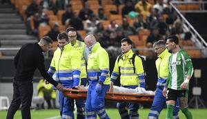 Pelatih kepala Feyenoord, Robin van Persie, berbicara dengan putranya, Shaqueel, yang cedera dan meninggalkan lapangan dengan tandu saat laga babak pertama Liga Europa antara Real Betis dan Feyenoord di Stadion La Cartuja, Sevilla, pada 29 Januari 2026. (CRISTINA QUICLER / AFP)