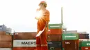 Aktivitas bongkar muat peti kemas di Pelabuhan Tanjung Priok, Jakarta, Rabu (31/10). PT Pelabuhan Indonesia II (Persero) atau IPC menerapkan sistem baru untuk mempermudah konsumen melakukan pembayaran. (Liputan6.com/Immanuel Antonius)