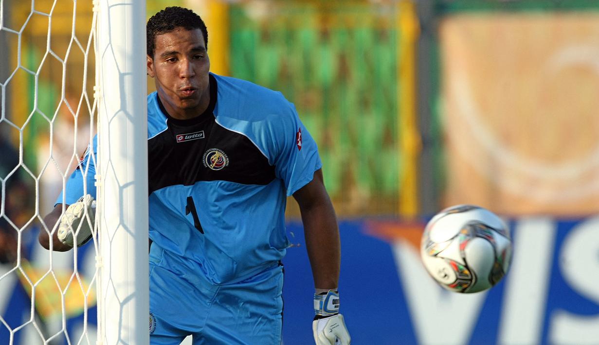 Aksi kiper Kosta Rika, Esteban Alvarado saat menghadapi Australia dalam laga fase Grup E Piala Dunia U-20 2009 di Kairo, Mesir (30/9/2009). Esteban Alvarado yang sejak Januari 2023 membela Deportivo Saprissa ini terpilih sebagai kiper terbaik pada Piala Dunia U-20 2009 Mesir. (AFP/Cris Bouroncle)