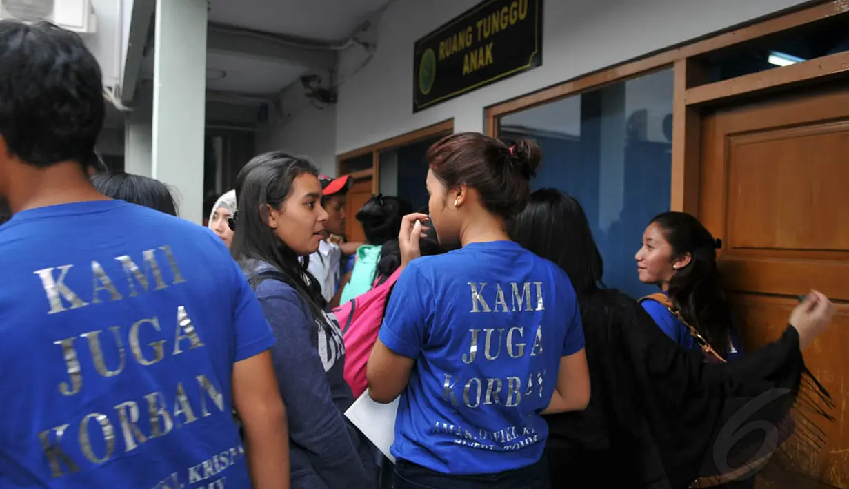Beberapa dari siswa SMA 3 memakai baju bertuliskan 'kami juga korban' sebagai bentuk protes atas disidangkannya keempat rekan mereka, Jakarta, (26/8/14). (Liputan6.com/Johan Tallo)
