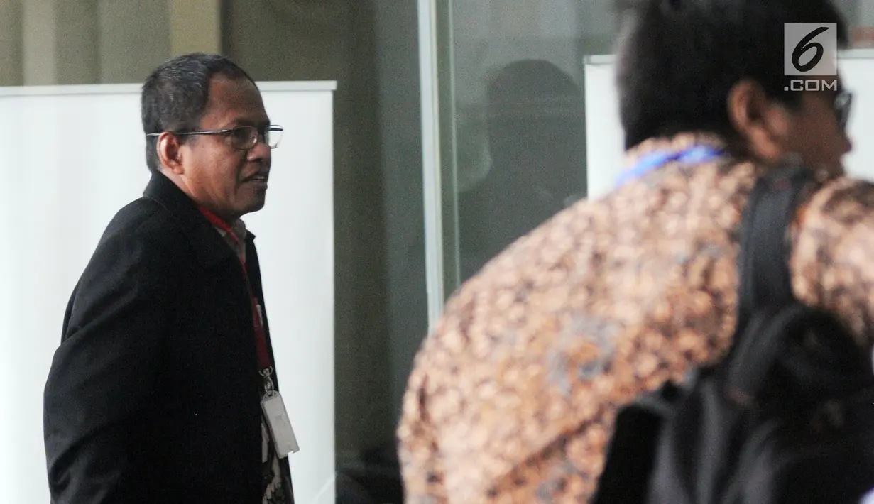 Sekretaris Menteri (Sesmen) BUMN, Imam Apriyanto Putro memenuhi panggilan penyidik KPK di Jakarta, Kamis (1/11). Imam diperiksa sebagai saksi dalam kasus dugaan korupsi komisi kegiatan fiktif agen PT Asuransi Jasindo. (Merdeka.com/Dwi Narwoko)