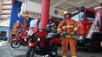 Dinas Pemadam Kebakaran (PMK) Kota Surabaya kini memiliki lima unit sepeda motor khusus. (Foto: Liputan6.com/Dian Kurniawan)