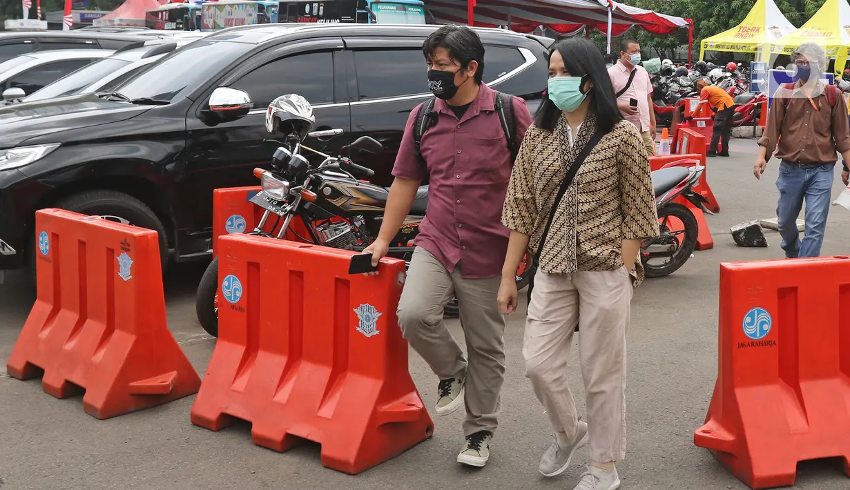 Pemimpin Redaksi Liputan6.com, Irna Gustiawati usai melaporkan serangan doxing terhadap jurnalisnya ke Polda Metro Jaya, Senin (21/09/2020). Serangan doxing atau pelacakan dan pembongkaran informasi pribadi bertujuan negatif dilancarkan terkait karya jurnalistik korban (Liputan6.com/Herman Zakharia)