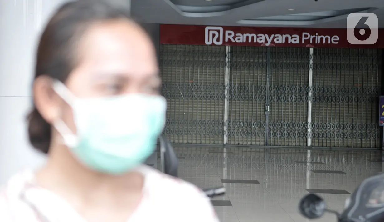 Warga melintasi gerai Ramayana yang tutup di City Plaza Depok, Rabu (8/4/2020). Ramayana Departement Store menutup operasionalnya di City Plaza Depok, dimana 87 karyawan terkena PHK lantaran wabah virus corona telah menyebabkan omzet penjualan menurun. (merdeka.com/Iqbal Nugroho)