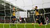 Mesut Ozil dan Aaron Ramsey rayakan gol ke gawang Aston Villa (Reuters/Liputan6.com)