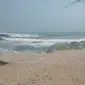 Nampak ombak besar di Pantai Rancabuaya, salah satu pantai selatan Garut  (Liputan6.com/Jayadi Supriadin)