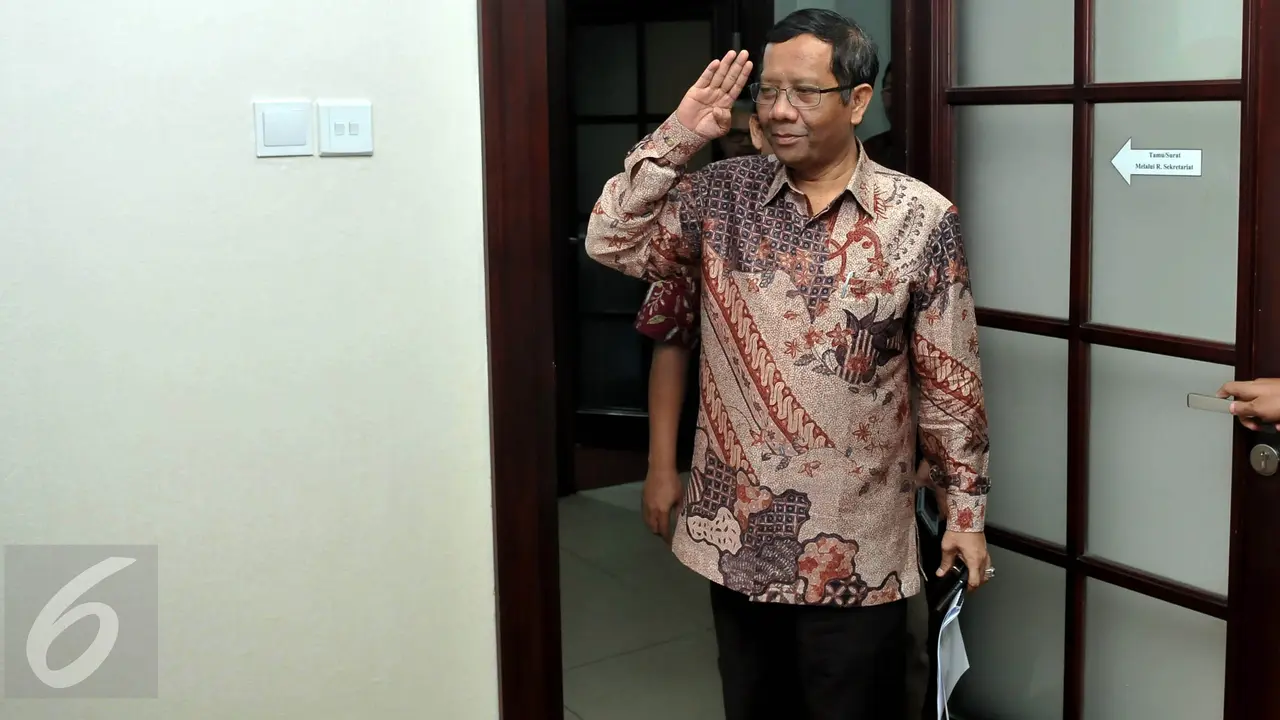 20151013-Mantan Ketua MK Mahfud MD Sambangi MPR RI-Jakarta