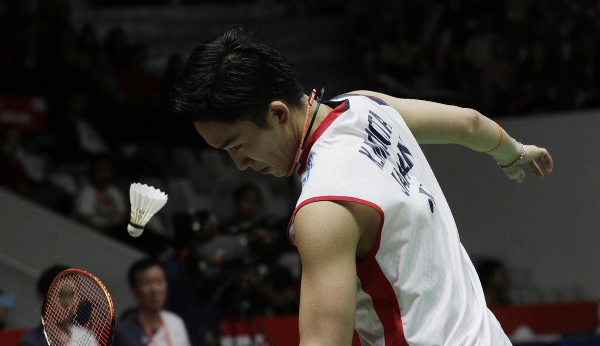 Pebulutangkis Jepang, Kento Momota, saat melawan wakil Denmark, Anders Antonsen, pada laga Indonesia Masters 2019 di Istora, Jakarta, Minggu (27/1). Antonsen menang 21-16, 14-21, 21-16. (Bola.com/M Iqbal Ichsan)