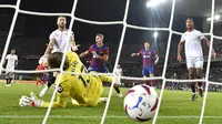 Gol bunuh diri Sergio Ramos menangkan Barcelona atas Sevilla pada laga lanjutan LaLiga (AFP)
