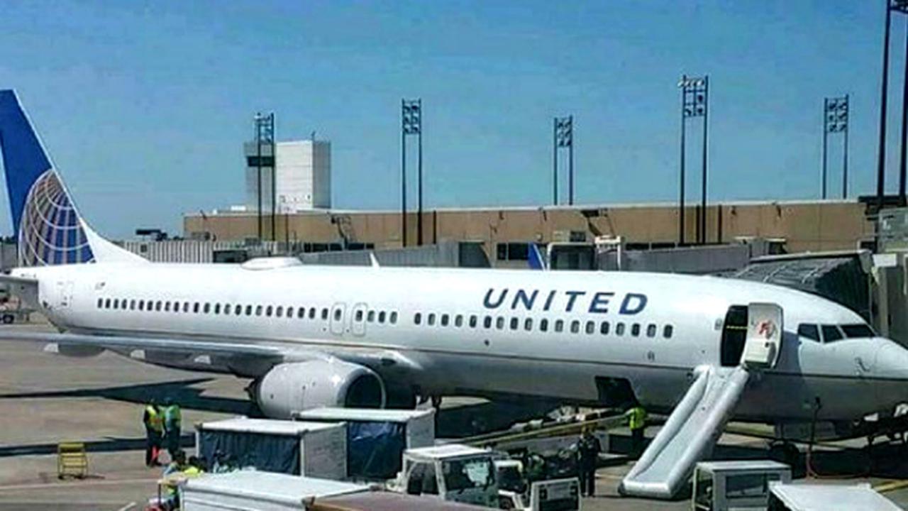 Iseng, Pramugari Berseluncur Gunakan Tangga Darurat