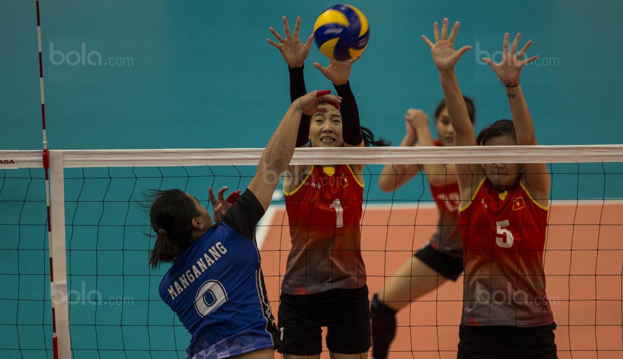 Pevoli Indonesia, Aprilia Manganang, melakukan smash saat melawan Vietnam pada laga SEA Gmaes di MITEC, Kuala Lumpur, Sabtu (26/8/2017). Indonesia lolos ke final setelah menang 3-2 atas Vietnam. (Bola.com/Vitalis Yogi Trisna)