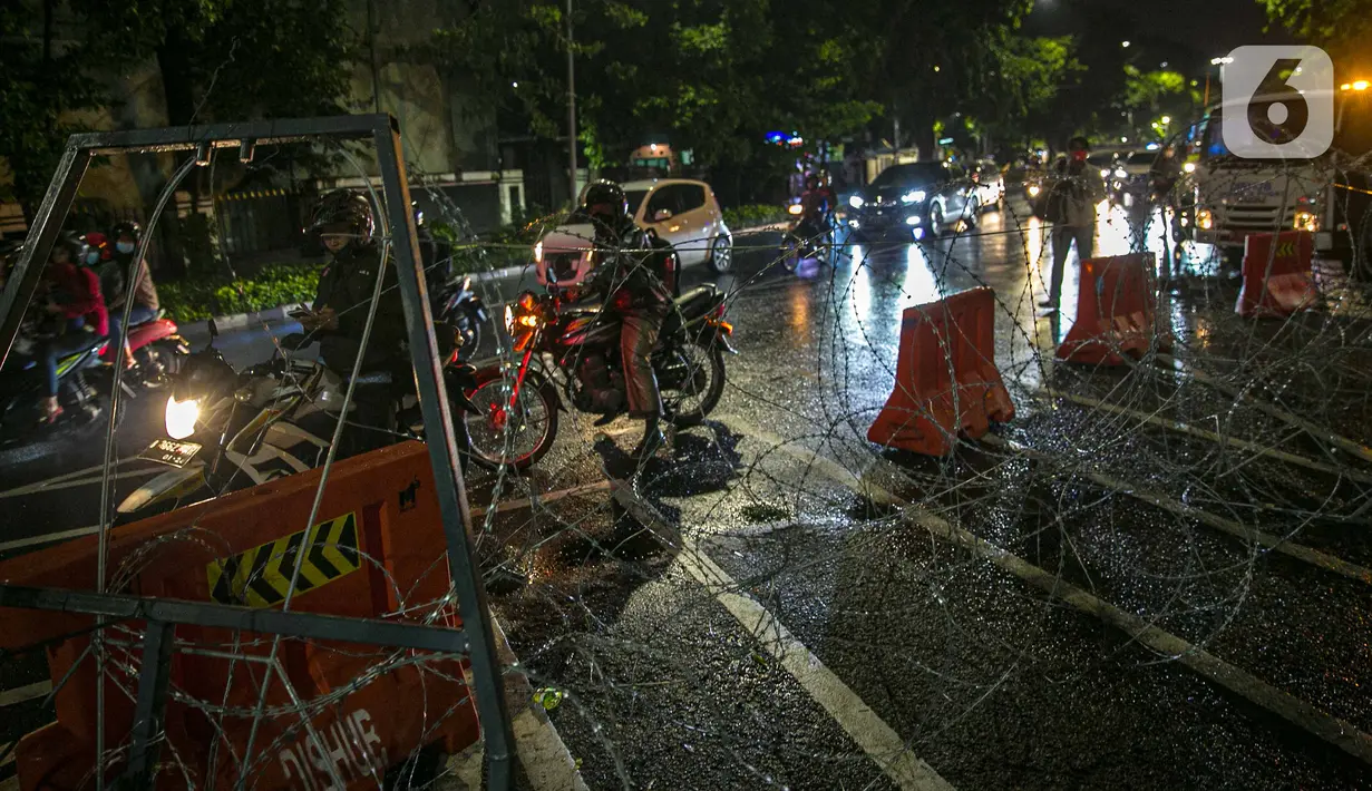 Pengendara sepeda motor mencari jalan lain saat penyekatan jalan di kawasan Pasar Baru, Jakarta, Kamis (31/12/2020). Polda Metro Jaya menutup sejumlah ruas jalan selama Car Free Night dan Crowd Free Night pada malam Tahun Baru 2021 untuk mencegah penyebaran COVID-19. (Liputan6.com/Faizal Fanani)