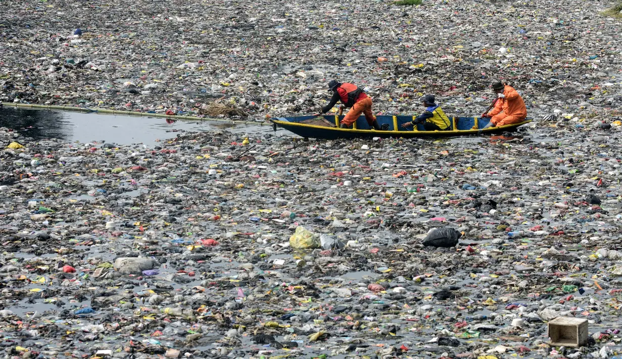 Relawan dan petugas dari Balai Besar Wilayah Sungai (BBWS) Citarum membersihkan sampah di sungai Citarum di Bandung, Jawa Barat, pada Senin 27 Januari 2025. (Timur MATAHARI/AFP)
