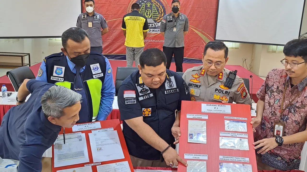 Seorang pria inisial JP (29) yang merupakan warga negara Sri Lanka, kedapatan menggunakan paspor dan boarding pass palsu Italia di Terminal 3 keberangkatan internasional, Bandara Internasional Soekarno Hatta (Soetta).