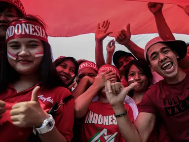Suporter Garuda Muda memadati Stadion Selayang, Selangor untuk mendukung Timnas Indonesia U-22 melawan Timor Leste di SEA Games 2017, Minggu (20/8). Mereka datang dengan berbagai atribut merah putih dan pernak pernik lainnya. (Liputan6.com/Faizal Fanani)