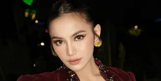 Mahalini memilih mengenakan bustier marun rancangan Lisa Ju, desainer kenamaan yang dikenal akan detail elegan dalam setiap rancangannya. [@mahalini].