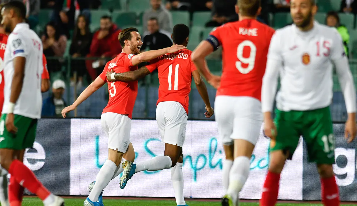 Para pemain Inggris merayakan gol yang dicetak Marcus Rashford ke gawang Bulgaria pada laga Kualifikasi Piala Dunia 2020 di Stadion Vasil Levski, Sofia, Senin (14/10). Bulgaria kalah 0-6 dari Inggris. (AFP/Nikolay Dychinov)