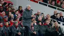Pelatih Manchester United Jose Mourinho memberi arahan kepada pemainnya saat melawan Arsenal dalam pertandingan Liga Inggris di stadion Emirates, London (2/12). (AP Photo/Kirsty Wigglesworth)