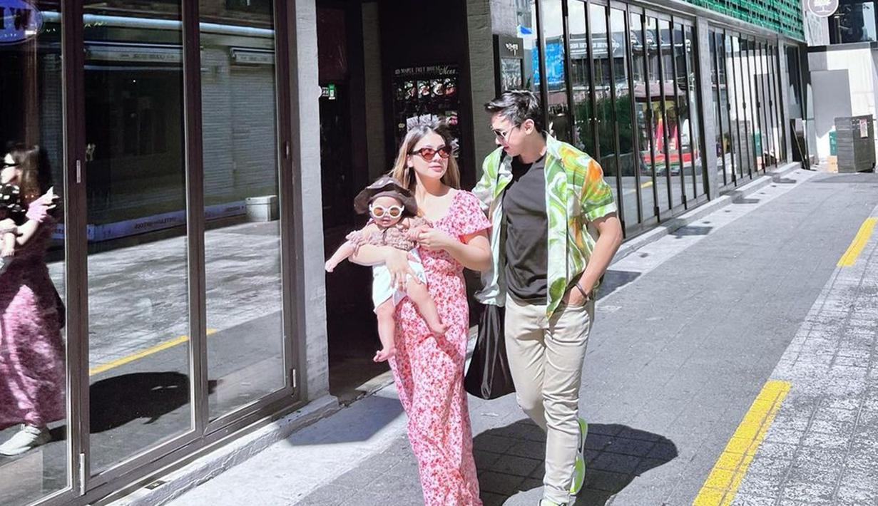 Felicya Angelista diketahui tengah menjalani liburan bersama keluarga kecilnya di Korea Selatan. Hal ini terlihat dalam unggahan di akun Instagram pribadinya. (Liputan6.com/IG/@felicyangelista_)