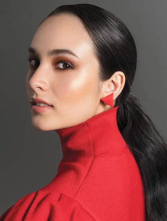 Melihat salah satu hasil pemotretan Chelsea Islan. Ia juga tampil tak kalah memesona di foto ini. Mengenakan kostum berkerah turtleneck dan riasan wajah yang bold, Chelsea tampak berbeda, tapi tetap menawan. Foto: Instagram.