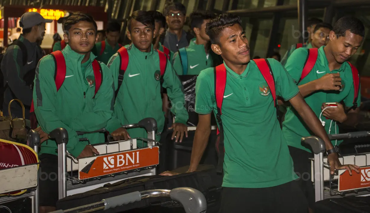 Gelandang Timnas Indonesia U-16, Hamsa Lestaluhu, bersama pemain lain saat tiba di Bandara Soetta, Tangerang, Sabtu (23/9/2017). Timnas U-16 berhasil meraih hasil sempurna pada kualifikasi Piala Asia U-16 di Thailand. (Bola.com/Vitalis Yogi Trisna)