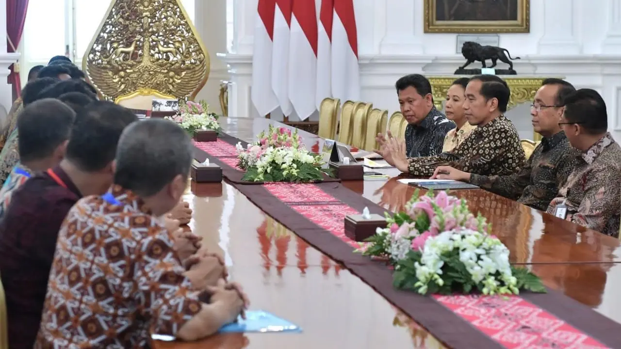 Perwakilan serikat pekerja PTPN bersama Menteri BUMN dan Dirut Holding Perkebunan Nusantara diterima Presiden Joko Widodo di Istana Merdeka di Jakarta.