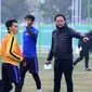 Pelatih Timnas Malaysia U-23, Ong Kim Swee (kanan), bersama tim asuhannya di Piala AFC U-23 2018. (Bola.com/Dok. FAM)