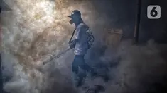 Petugas melakukan pengasapan atau fogging untuk membasmi nyamuk demam berdarah dengue (DBD) di kawasan Kebayoran Lama, Jakarta Selatan, Kamis (14/11/2019). Fogging dilakukan untuk mengantisipasi perkembangbiakan nyamuk DBD. (Liputan6.com/JohanTallo)