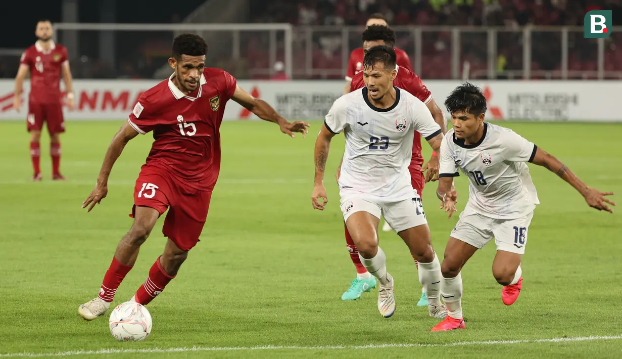 <p>Pemain Timnas Indonesia,&nbsp;Ricky Kambuaya (kiri) mengontrol bola dijaga dua pemain Kamboja, Bin Chanta Cheary (tengah) dan Seut Baraing dalam laga Grup A Piala AFF 2022 yang berlangsung di Stadion Utama Gelora Bung Karno, (SUGBK), Jumat (23/12/2022). (Bola.com/Abdul Azis)</p>