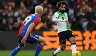 Winger Liverpool, Mohamed Salah (kanan), mencetak satu gol saat timnya bersua Crystal Palace pada laga pekan ke-16 Premier League di Selhurst Park, London, Sabtu (9/12/2023) malam WIB.&nbsp;Berkat gol Salah tersebut, The Reds meraih kemenangan 2-1 atas Palace. (AFP/Adrian Dennis)