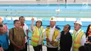 Menteri Keuangan Sri Mulyani bersama Menteri PUPR Basuki Hadimuljono meninjau Stadion Akuatik di kompleks Gelora Bung Karno, Jakarta, Kamis (23/11).Sri Mulyani dan Menteri Basuki mengunjungi sejumlah venue Asian Games 2018. (Liputan6.com/Angga Yuniar)