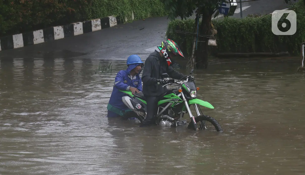 Kendaraan pengendara mogok saat memaksa melintasi Jalan Di Panjaitan dekat Halte Transjakarta Cawang Soetoyo yang banjir, Jakarta, Rabu (1/1/2020). Hujan yang mengguyur Jakarta sejak Selasa sore (31/12/2019) mengakibatkan banjir di sejumlah titik di Jakarta. (Liputan6.com/Helmi Fithriansyah)