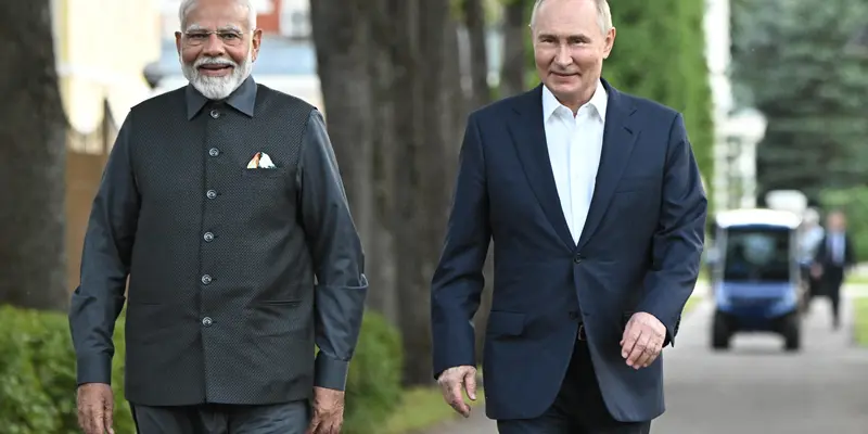Putin mengajak PM India Modi berkeliling kediamannya