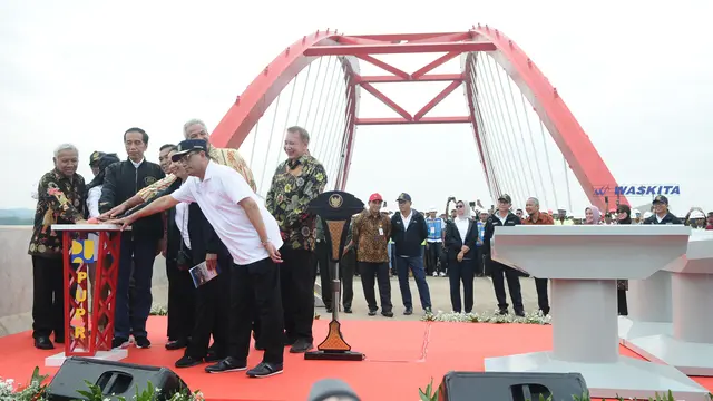 Gaya Jokowi Saat Resmikan Tiga Ruas Tol Trans Jawa