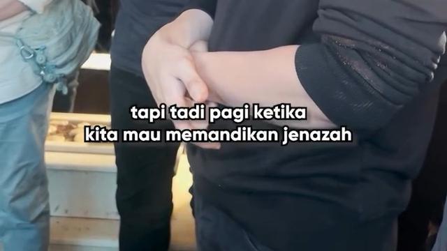 Momen Haru Pemakaman Ayah Baim Wong ada Disamping Istri