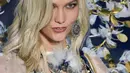 Model AS, Karlie Kloss berpose menampilkan lini pakaian dalam selama Victoria's Secret Fashion Show 2017 di Shanghai, Senin (20/11). Karlie menjadi satu dari 55 model yang unjuk gigi di pesta tahunan brand lingerie populer tersebut. (FRED DUFOUR/AFP)