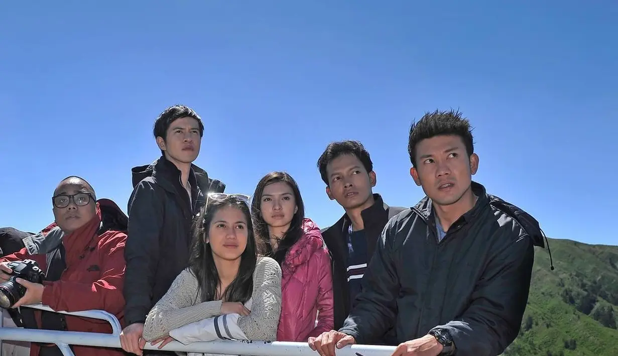 Pevita Pearce juga semakin dikenal melalui film 5cm. Potret yang satu ini mengingatkan kita akan film populer saat itu, Pevita terlihat cantik dengan bare-face dan rambut panjangnya yang dibiarkan tergerai. [Foto: Instagram/pevpearce]