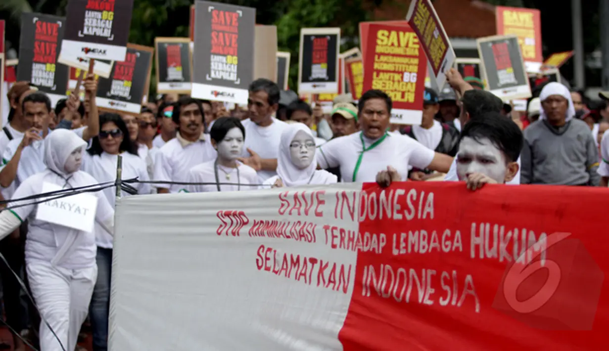 Ratusan simpatisan Koalisi Masyarakat Pengawal Konstitusi (Kompak) melakukan aksi ke Istana Negara, Jakarta, Rabu (11/2/2015). Sebuah bendera merah putih dibentangkan dalam aksi teaterikal (Liputan6.com/Faizal Fanani)