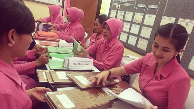 Jarang Muncul di TV, Ini 6 Potret Kadek Devi Kumpul dengan Ibu Bhayangkari