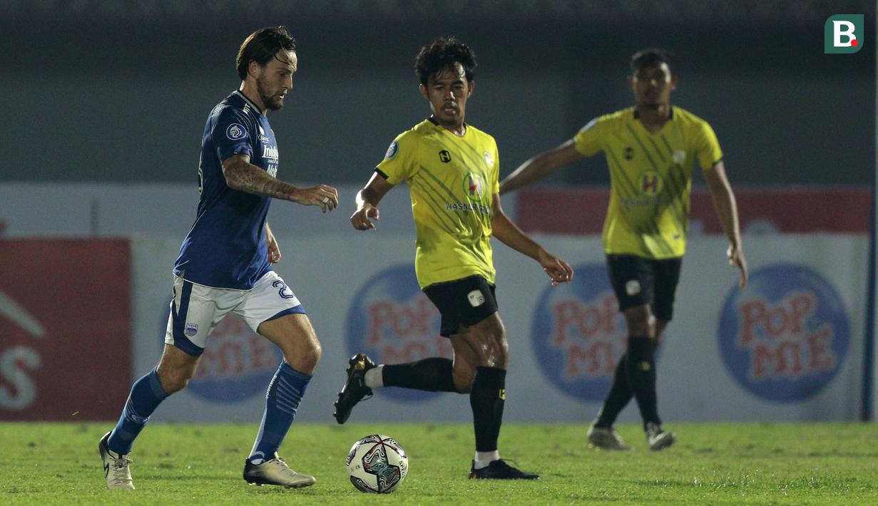 Peluang pertama laga ini dibukukan oleh Persib Bandung pada menit ke-10. Gelandang Marc Klok melepas tembakan keras ke arah gawang Barito Putera. Namun, bola masih membentur mistar gawang. (Foto: Bola.com/M Iqbal Ichsan)