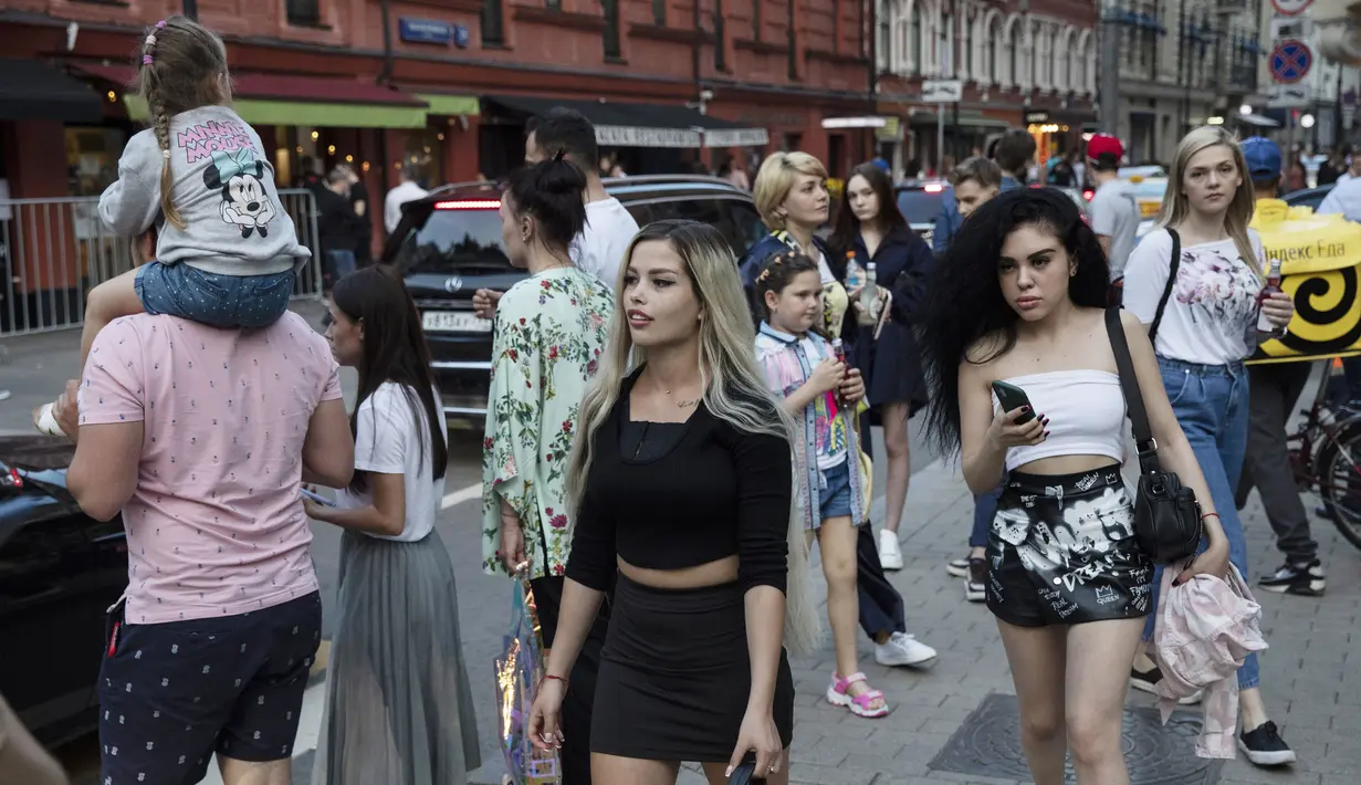 <p>Warga berjalan pada hari pertama berakhirnya lockdown di Patriarch Ponds, Moskow, Rusia, Selasa (9/6/2020). Warga Moskow bebas beraktivitas setelah dua bulan menjalani lockdown akibat pandemi virus corona COVID-19. (AP Photo/Pavel Golovkin)</p>