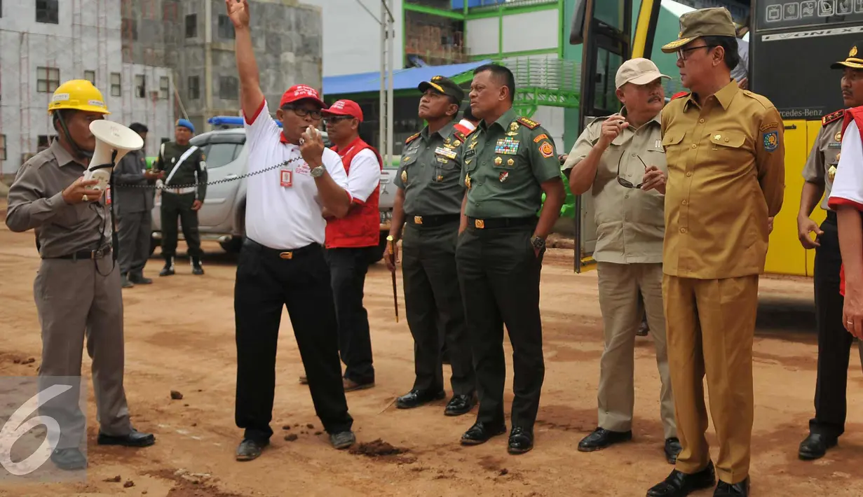 Mendagri Tjahjo Kumolo, Panglima TNI Jendral Gatot Nurmantyo dan Gubernur Palembang, Alex Noerdin meninjau pembangunan pabrik OKI Pulp & Paper Mills di Sumatra Selatan, Kamis (1/3). (Liputan6.com/Gempur M Surya)