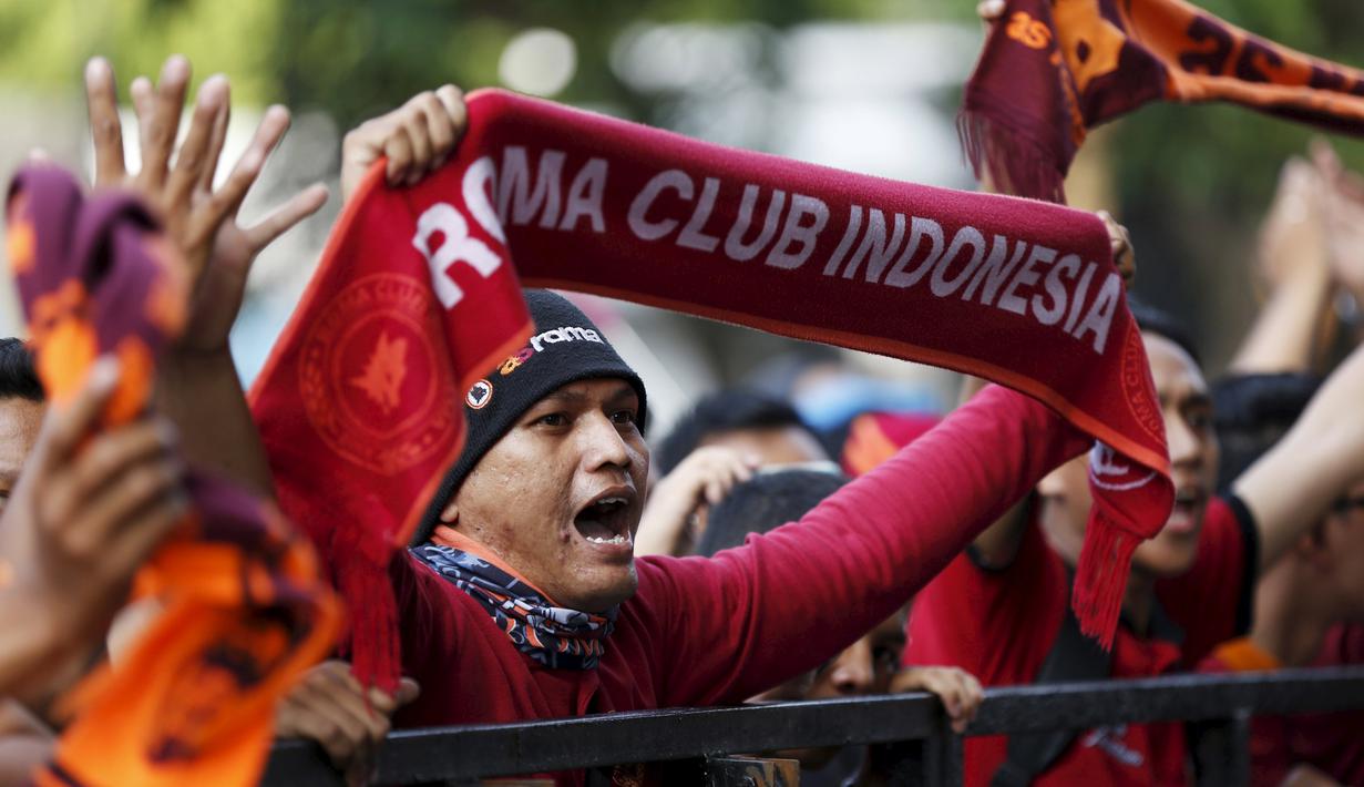 Pecinta klub AS Roma atau Romanisti mulai memadati Stadion Utama Gelora Bung Karno jelang pertandingan AS Roma Sabtu (25/7/2015) malam ini.  Mereka sudah hadir sejak sesi latihan di siang hari. (REUTERS/Darren Whiteside)
