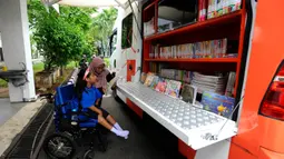 Perpustakaan keliling adalah bagian dari pelayanan perpustakaan umum daerah yang mendatangi atau mengunjungi pembacanya dengan menggunakan mobil. (merdeka.com/Arie Basuki)