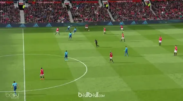 Manchester United semakin nyaman di peringkat dua klasemen sementara Liga Inggris usai meraih kemenangan tipis 2-1 atas tamunya Ar...